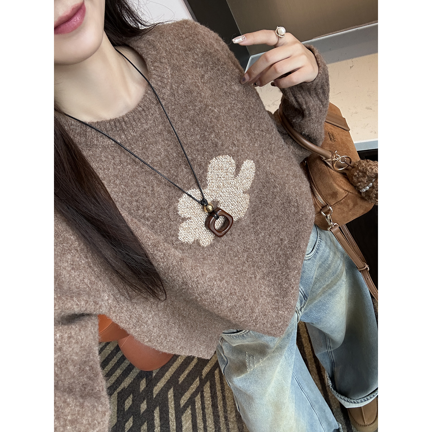 氛围感神器！~设计感小花毛衣女