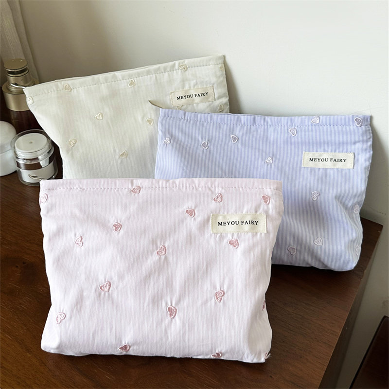 甜美爱心条纹化妆包女生便携化妆品收纳包手拿包可爱学生笔袋