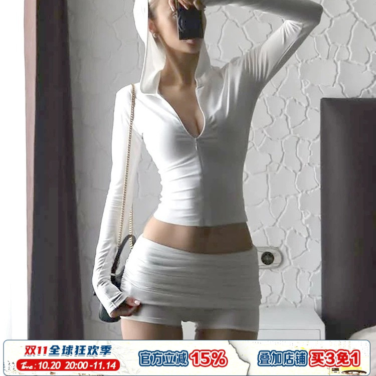 运动休闲套装白色连帽T恤+短裤女