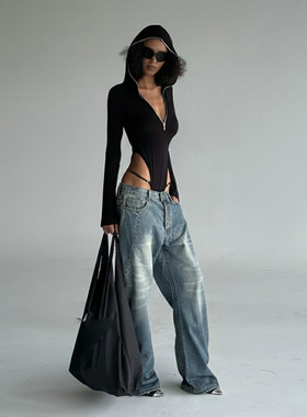 ROCKMORE【酷帅辣妹】机能风黑色拉链连帽长袖性感高开叉连体衣女