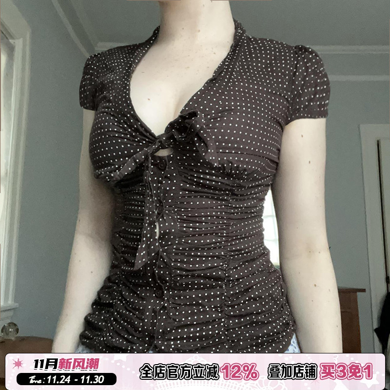 深棕色波点扣子系带T恤