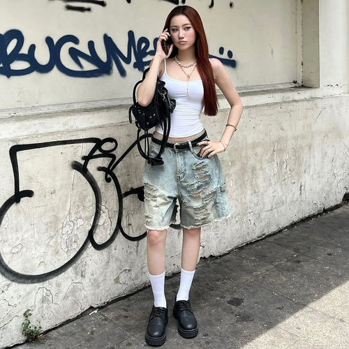 美式宽松破洞牛仔短裤浅蓝色