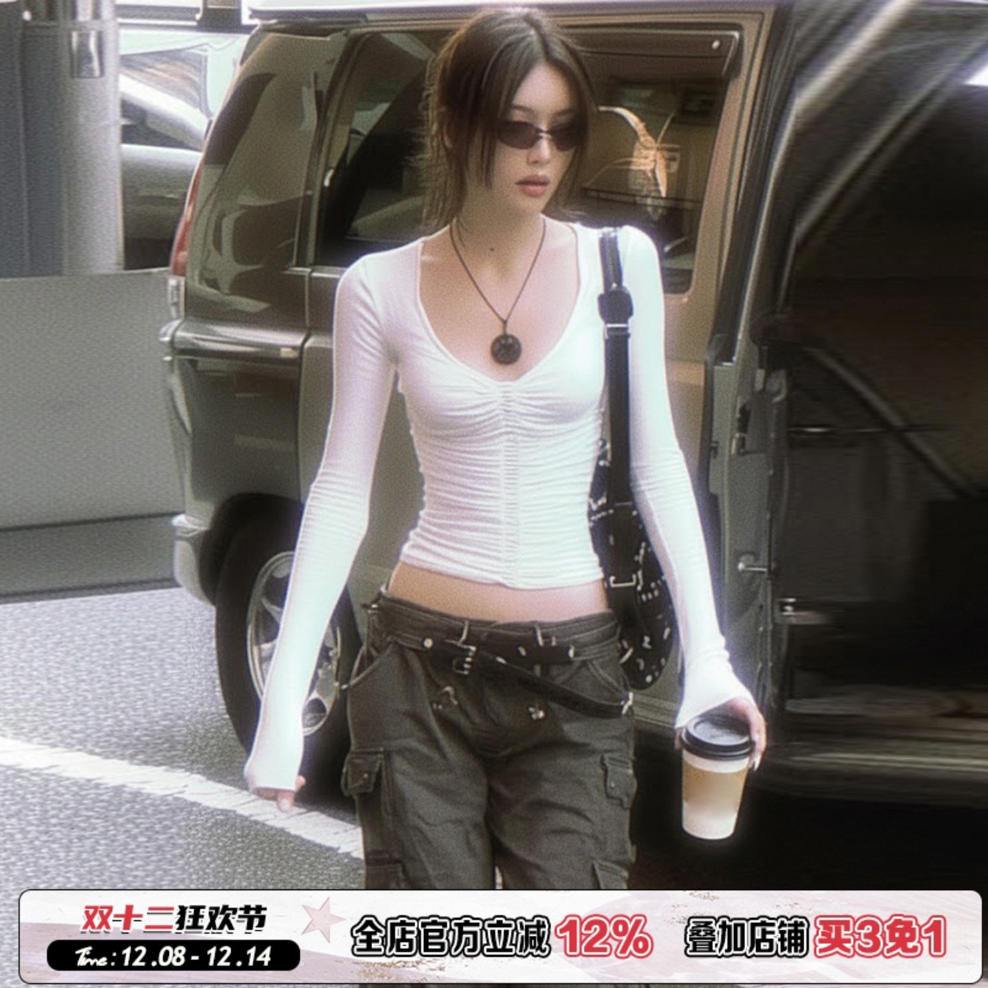 辣妹风褶皱修身V领低胸长袖T恤