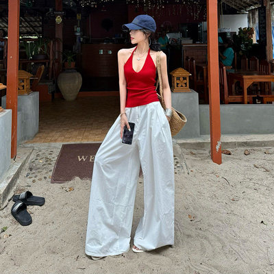 红色挂脖吊带&白色休闲裤两件套