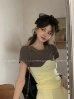 Небольшая дизайнерская трендовая трикотажная футболка для отдыха, тренд сезона, короткий рукав