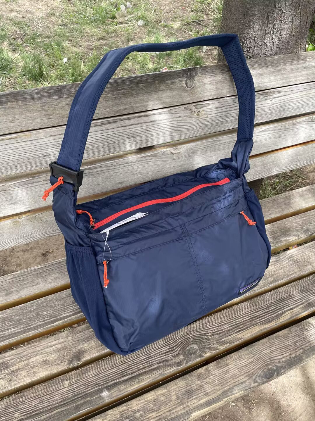 户外轻量巴塔斜跨男女单肩包大容量收纳纯色旅行包青年防水邮差包