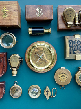 黄铜复古风航海书房拍摄指南针