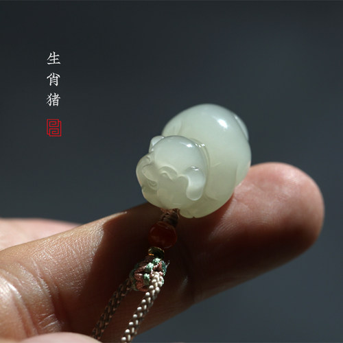 天然新疆和田玉生肖猪挂件