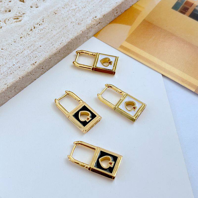 新款时尚轻奢通勤彩色珐琅釉镶嵌镂空黑桃造型小锁金属耳环