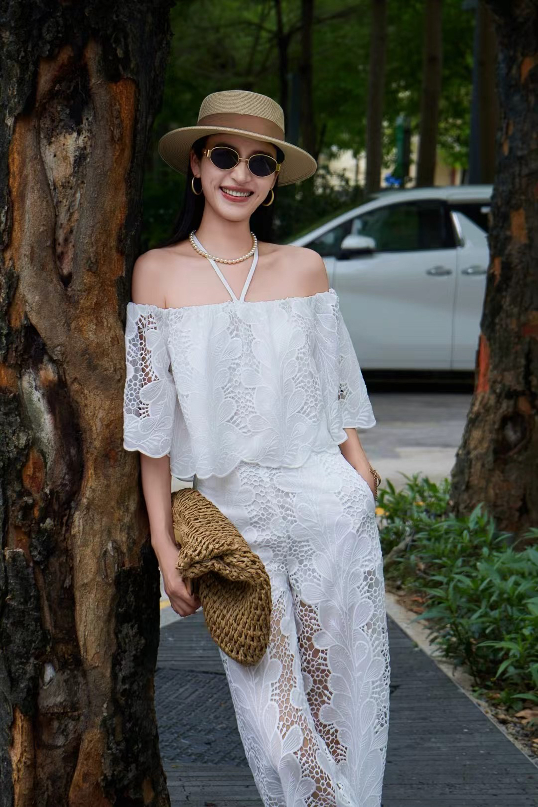 价格咨询.欧洲站原创设计师走秀重工高定蕾丝气质挂脖上衣套装611