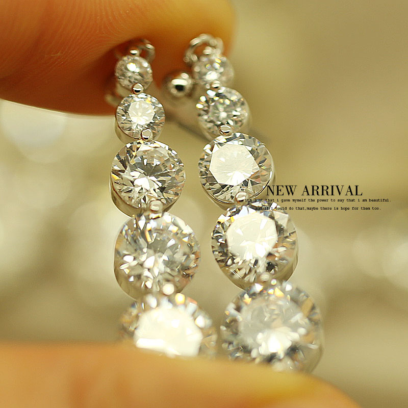 时尚大气女人工合成锆石胸针