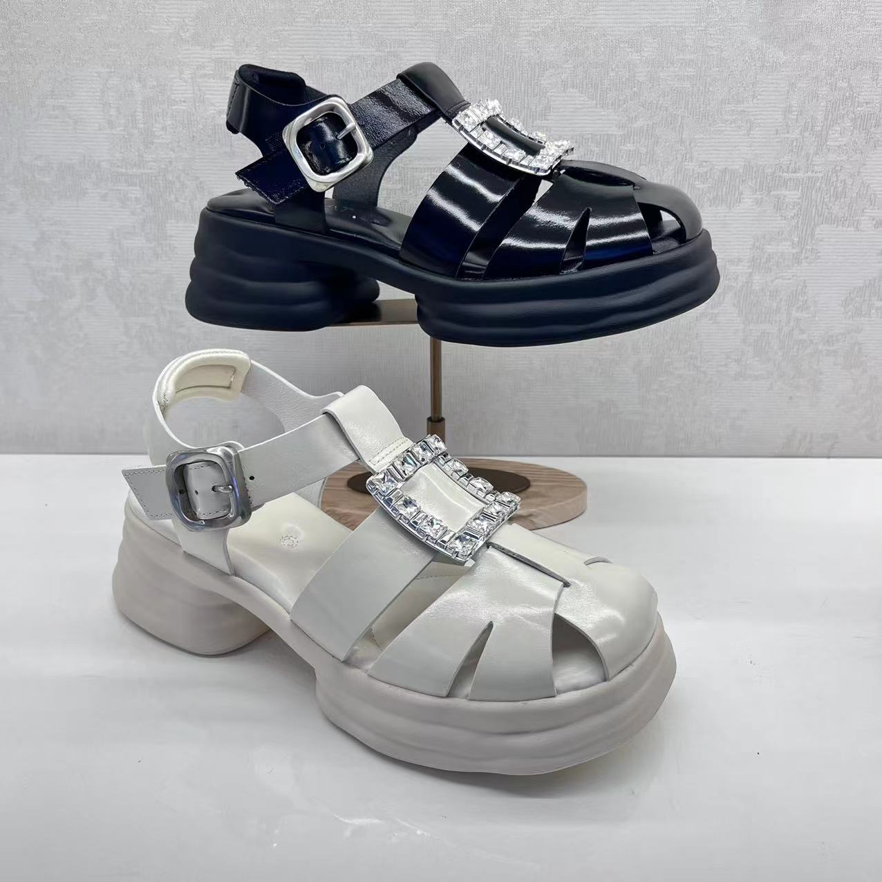 接吻猫罗马鞋方扣钻牛皮女凉鞋