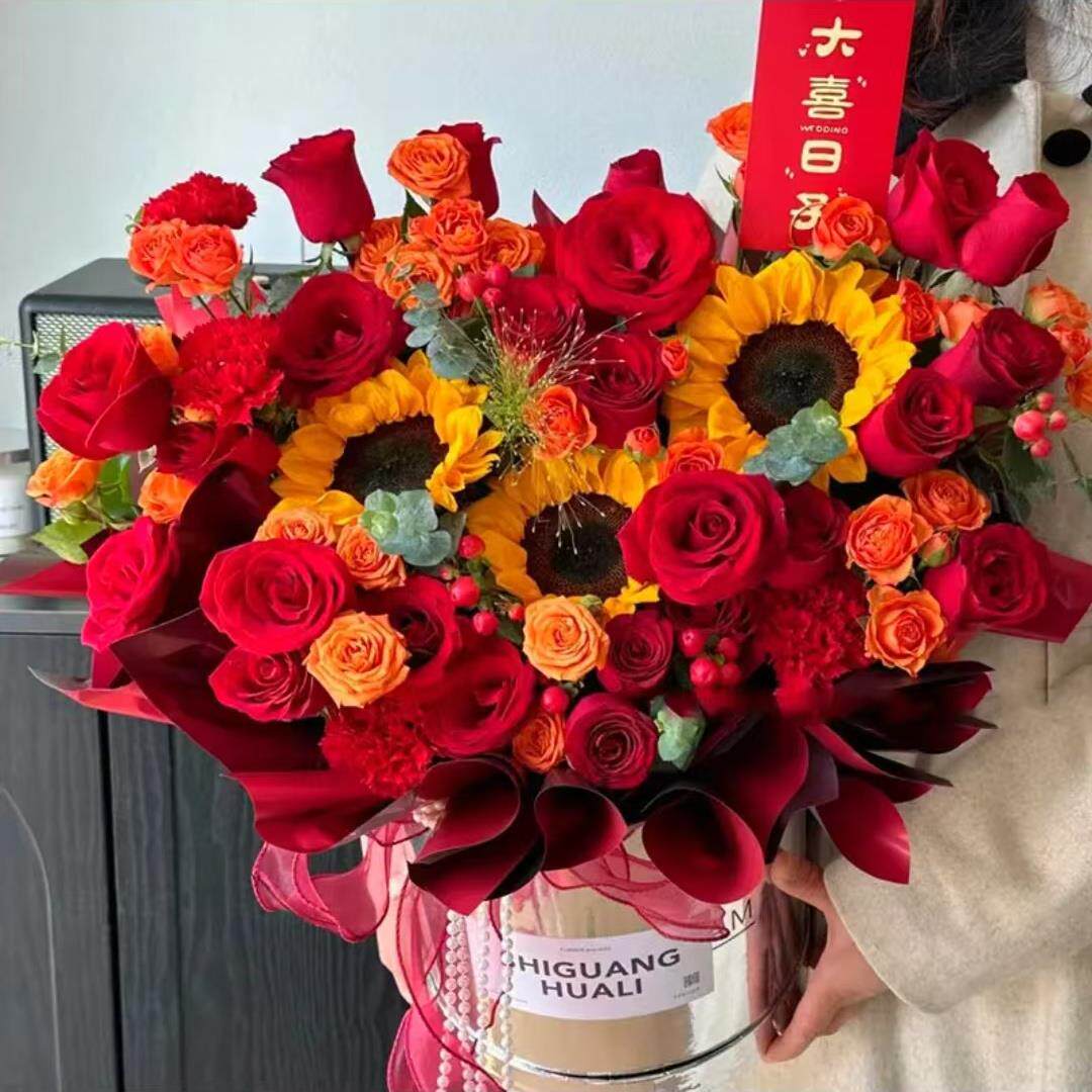 玫瑰向日葵混搭抱抱桶花束