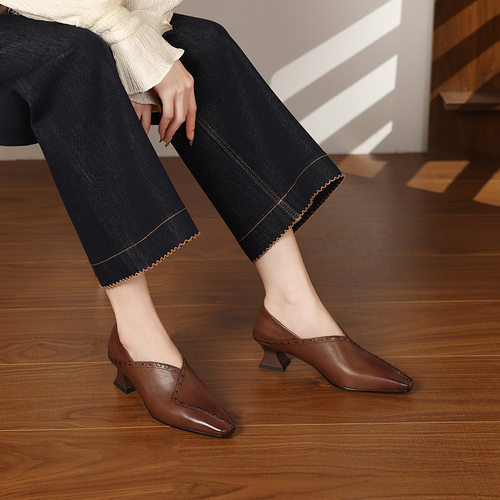 真皮粗跟尖头单鞋女2026新款复古软皮软底女鞋中跟深口奶奶鞋