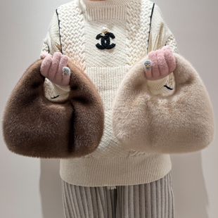 三角毛包新单把手提毛绒包女高级感小众设计便当手提袋手拎手腕包