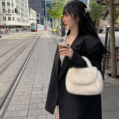 小红书同款可爱斜挎毛毛包