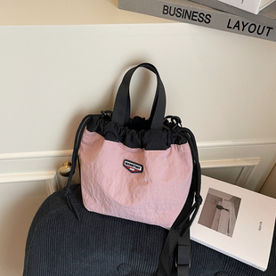 女士轻便百搭抽绳水桶包时尚手机包拉绳束口收纳袋化妆手提单肩包