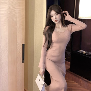 粉色长袖针织连衣裙女早秋新款中长款内搭打底修身包臀毛衣裙