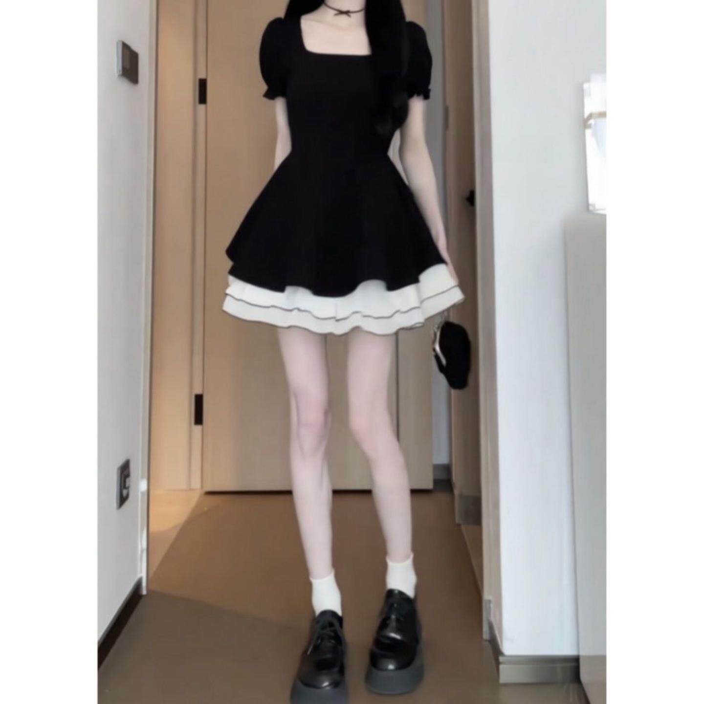 新款黑色方领赫本风泡泡袖连衣裙