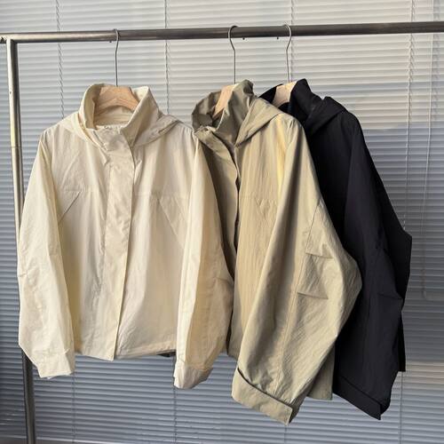 女装 防风立领茄克 新款冲锋衣休闲宽松连帽短上衣外套夹克484709
