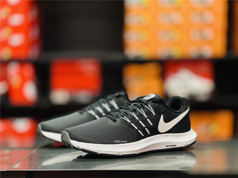 NIKE RUN SWIFT 男子运动休闲轻便透气缓震飞线跑步鞋 908989-001