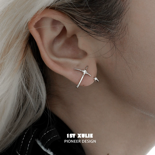 Цирконий, небольшие дизайнерские серьги, серебро 925 пробы