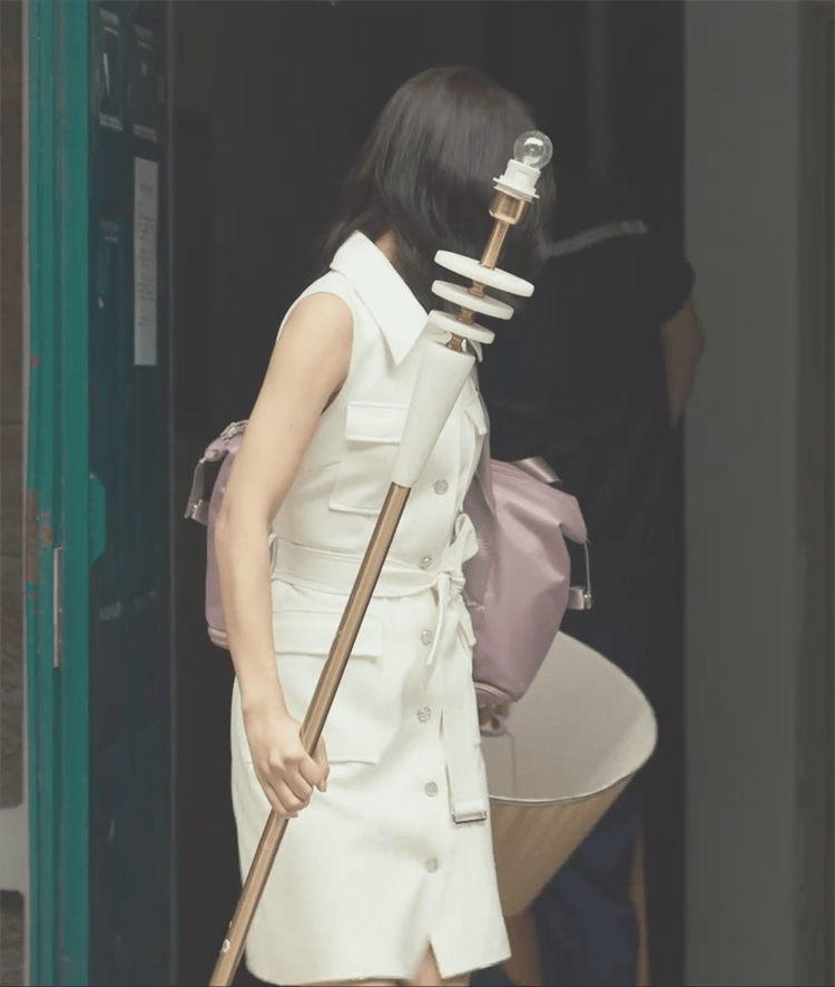 2024夏款玫瑰的故事刘亦菲蓝盈盈时尚白色无袖翻领系腰修身连衣裙
