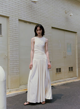 Preekend 都市游客 简约白色褶皱连衣裙女夏无袖显瘦长款裙子