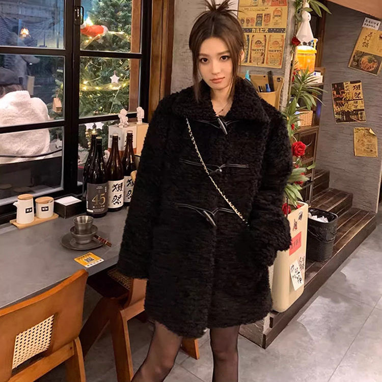羊羔毛外套女装秋冬季新款黑色中长款加厚加棉牛角扣皮毛一体大衣