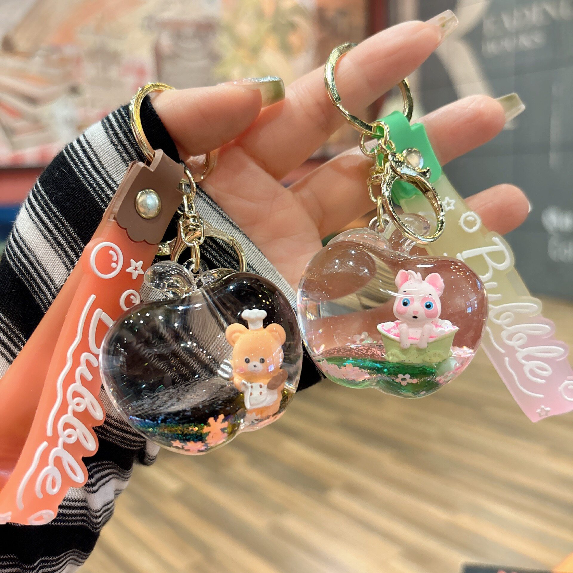 可爱苹果流沙卡通小猪小熊入油流沙瓶挂件钥匙扣包包挂饰情侣礼物