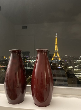 塞弗尔 红釉花瓶 一对 二级27cm 颜色稀少美丽 各在瓶口处有一道