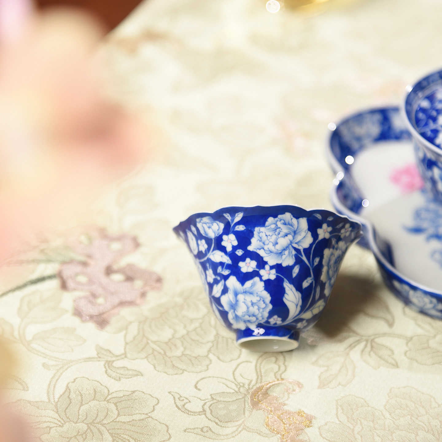 青樵轩暗夜玫瑰古风花口品茗杯纯手绘景德镇高端茶具青花瓷主人杯