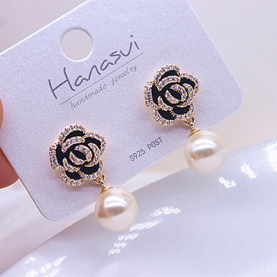 山茶花朵耳钉女新款爆款轻奢高级感气质耳环适合冬天的珍珠耳饰品