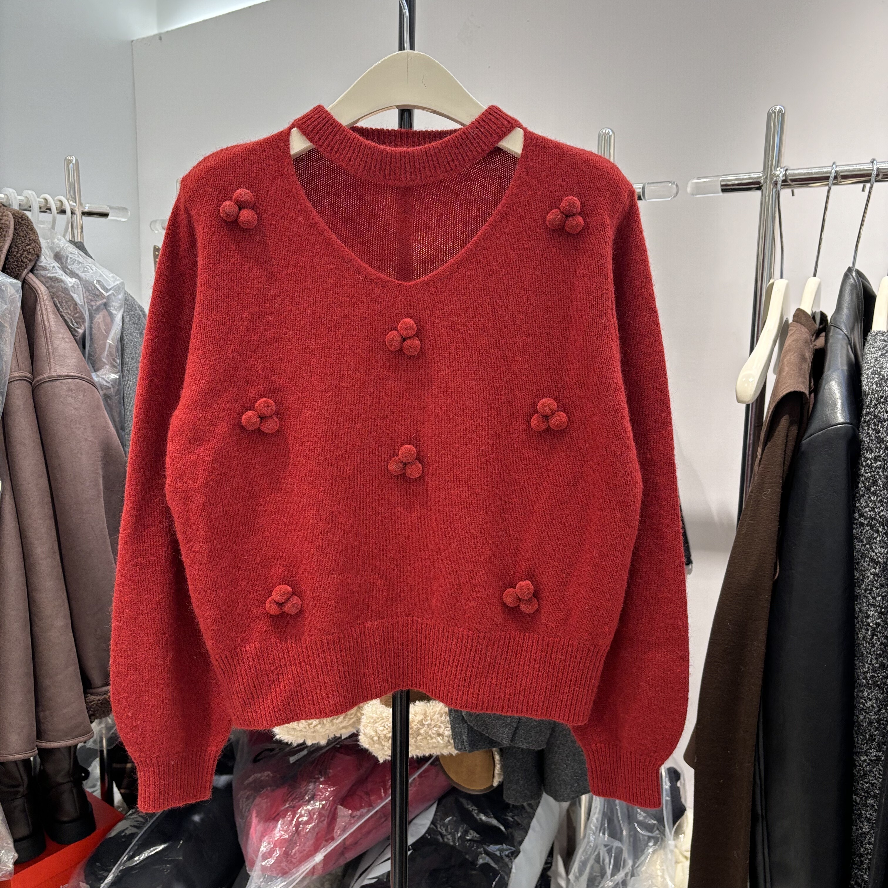 韩系2025冬季新款圆领镂空立体球球羊毛针织衫女显瘦时尚减龄毛衣