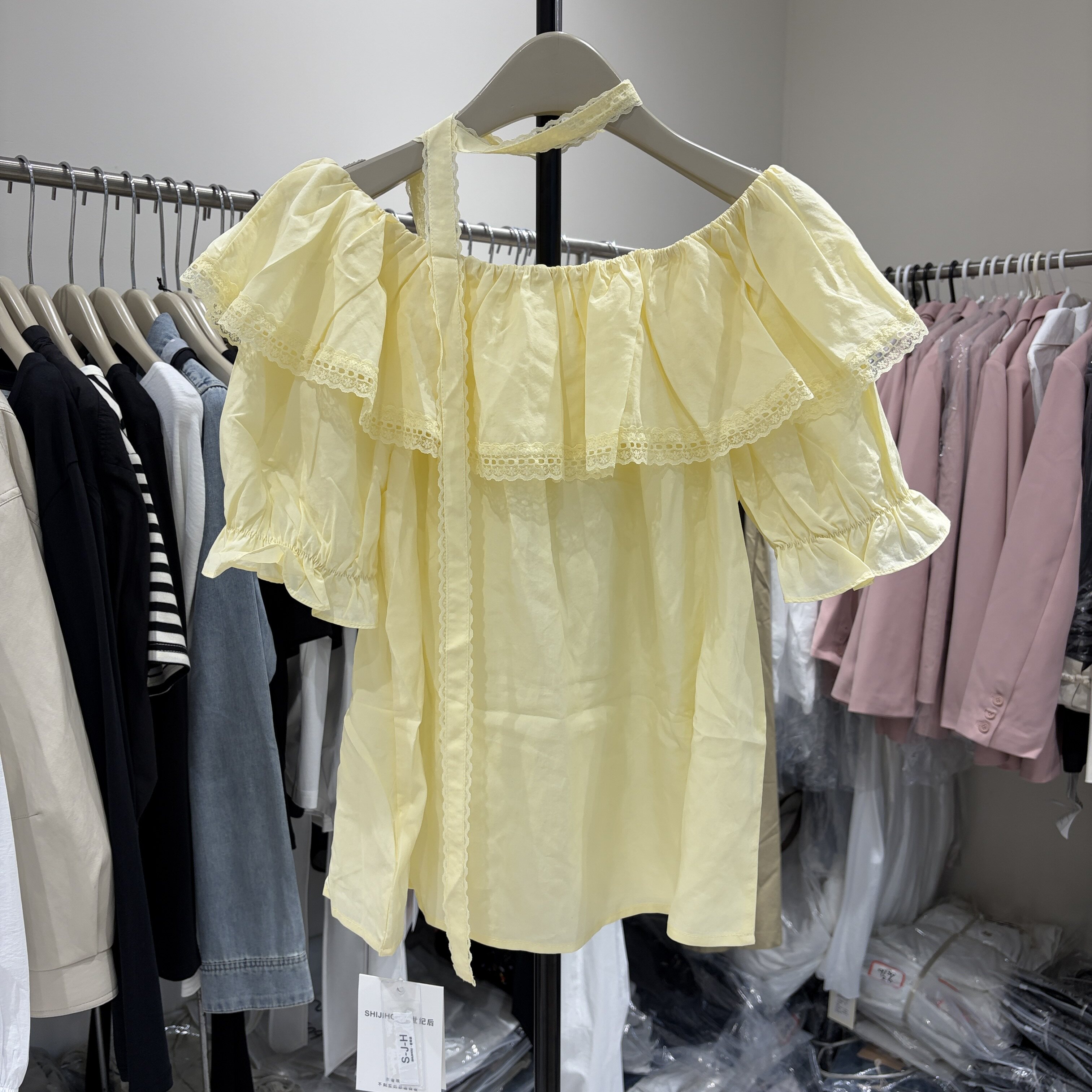 法式甜美气质荷叶边一字领露肩短袖衬衫女洋气减龄宽松娃娃衫上衣