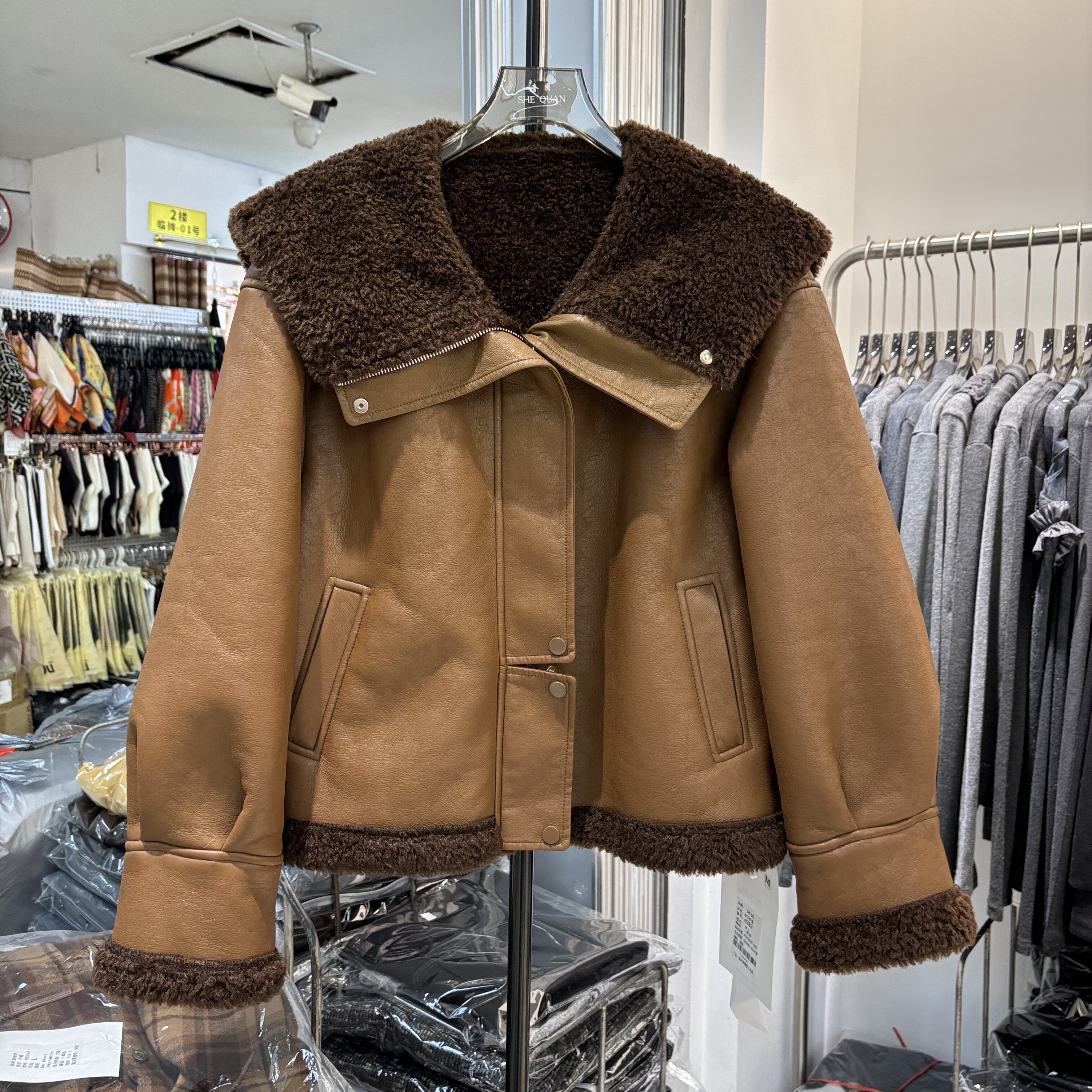 欧货2025冬款时尚设计感毛毛翻领拉链宽松百搭显瘦小个子短外套女