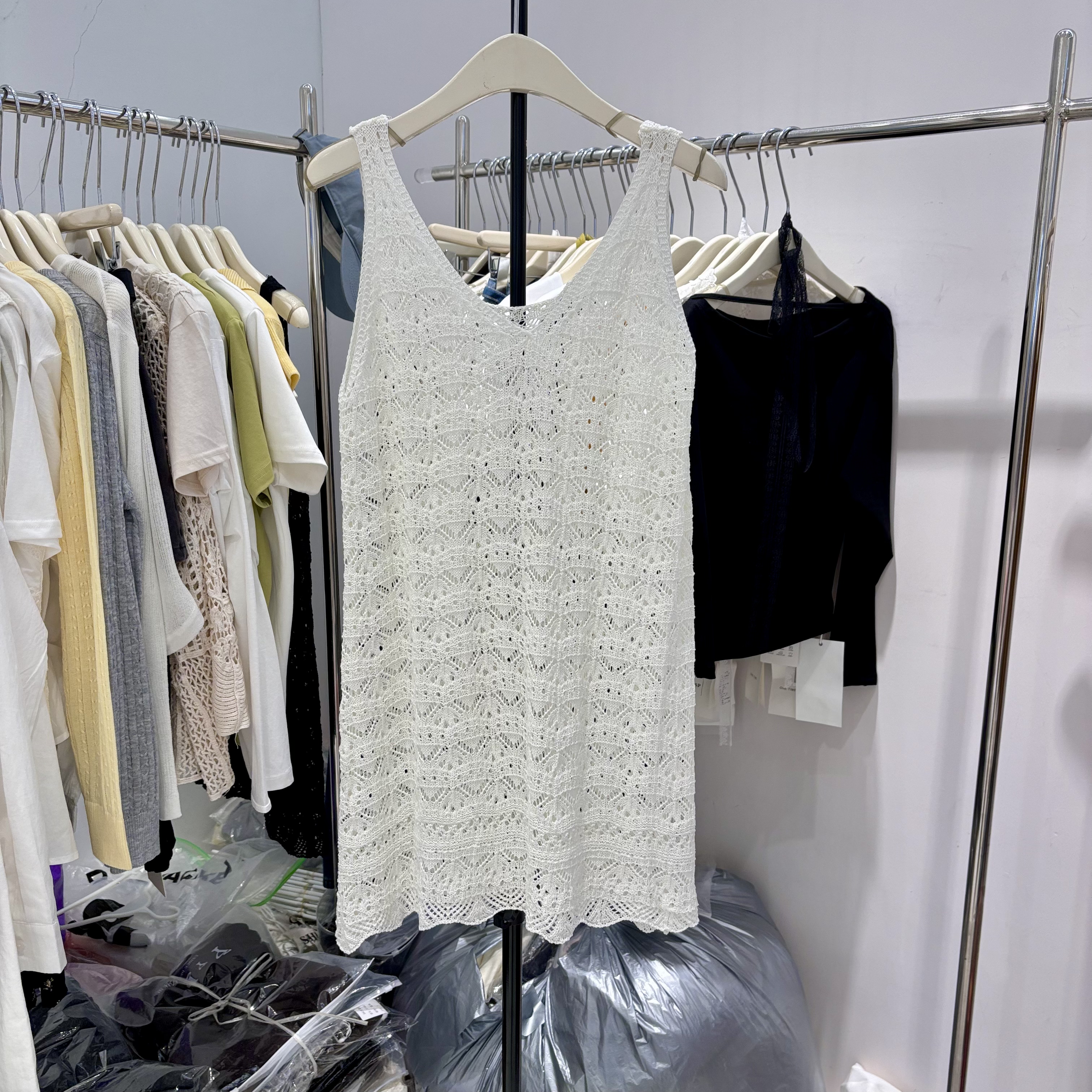 中长款镂空针织衫v领无袖背心裙子女夏季2026新款屁帘上衣遮屁股