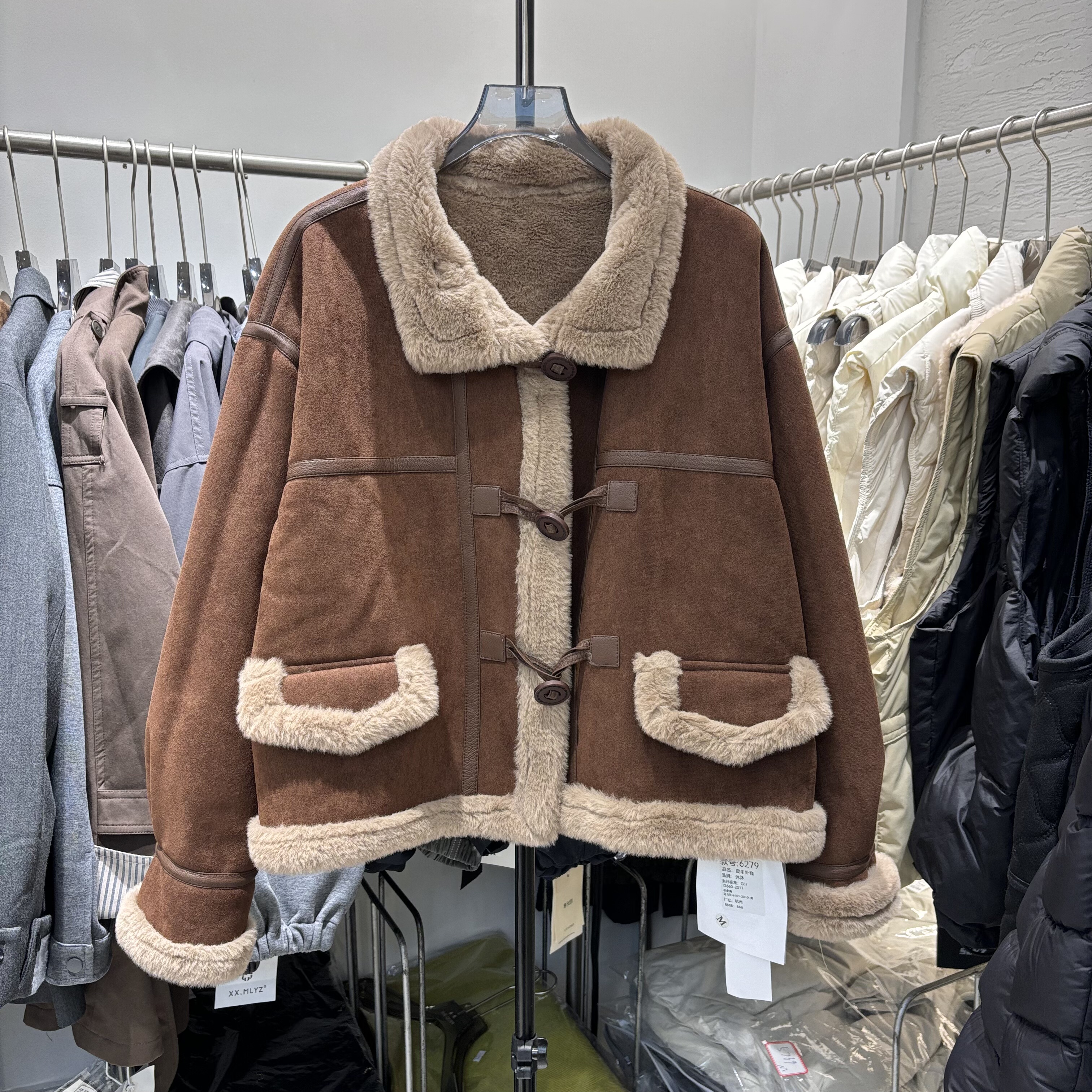 6279皮毛一体2025冬季新款加厚麂皮绒牛角扣机车服皮毛一体外套