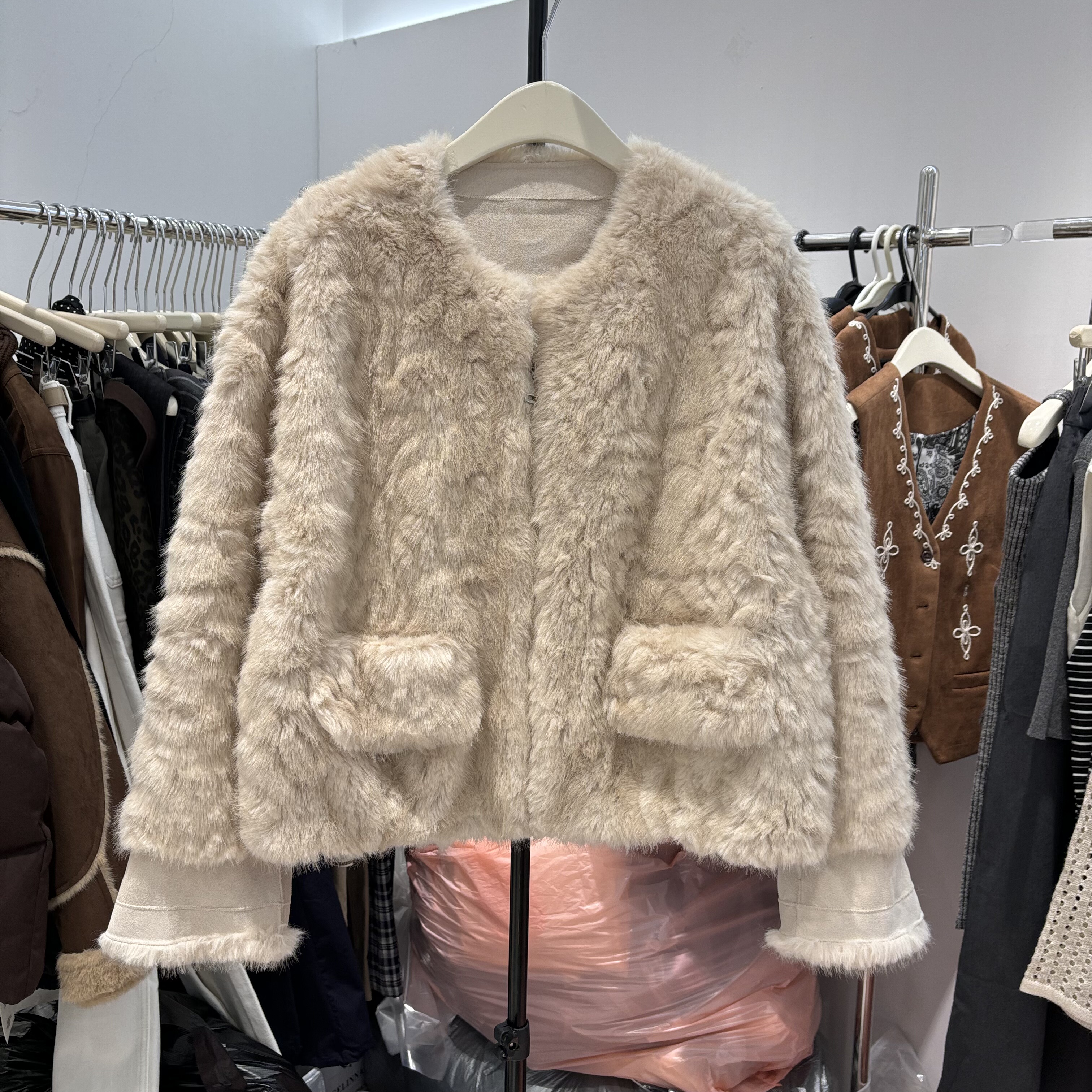 2025冬季新款韩版宽松显瘦百搭圆领长袖外套女设计感毛毛外套短款