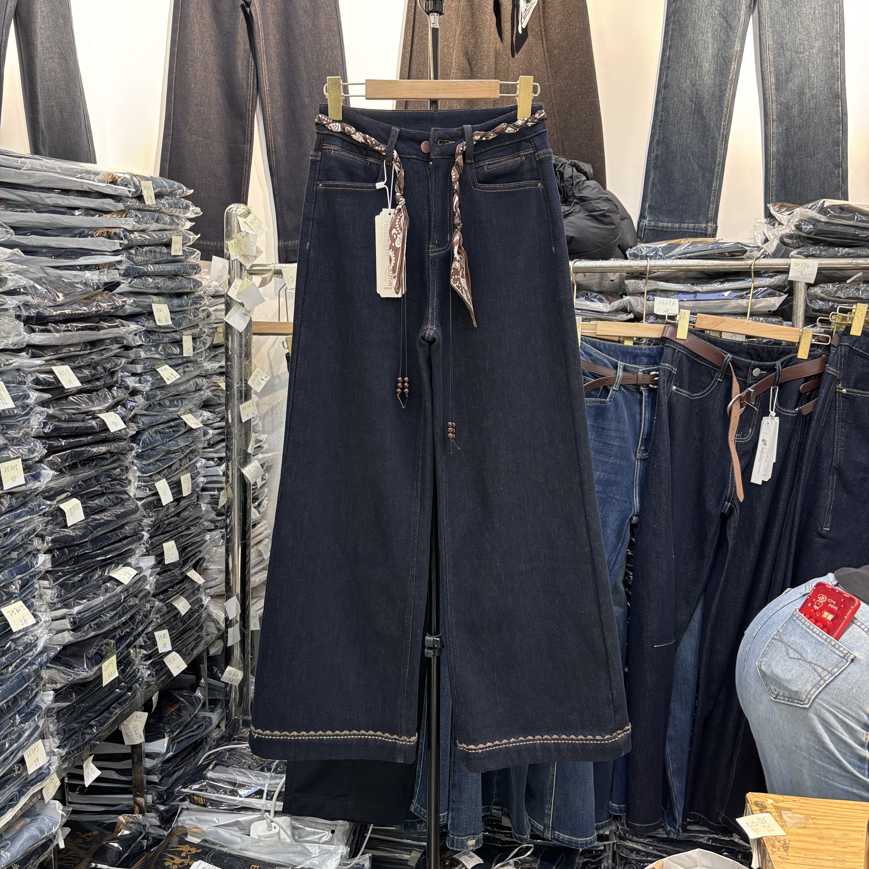 深蓝色高腰直筒加绒牛仔裤女2025冬宽松休闲窄版阔腿男友裤25300