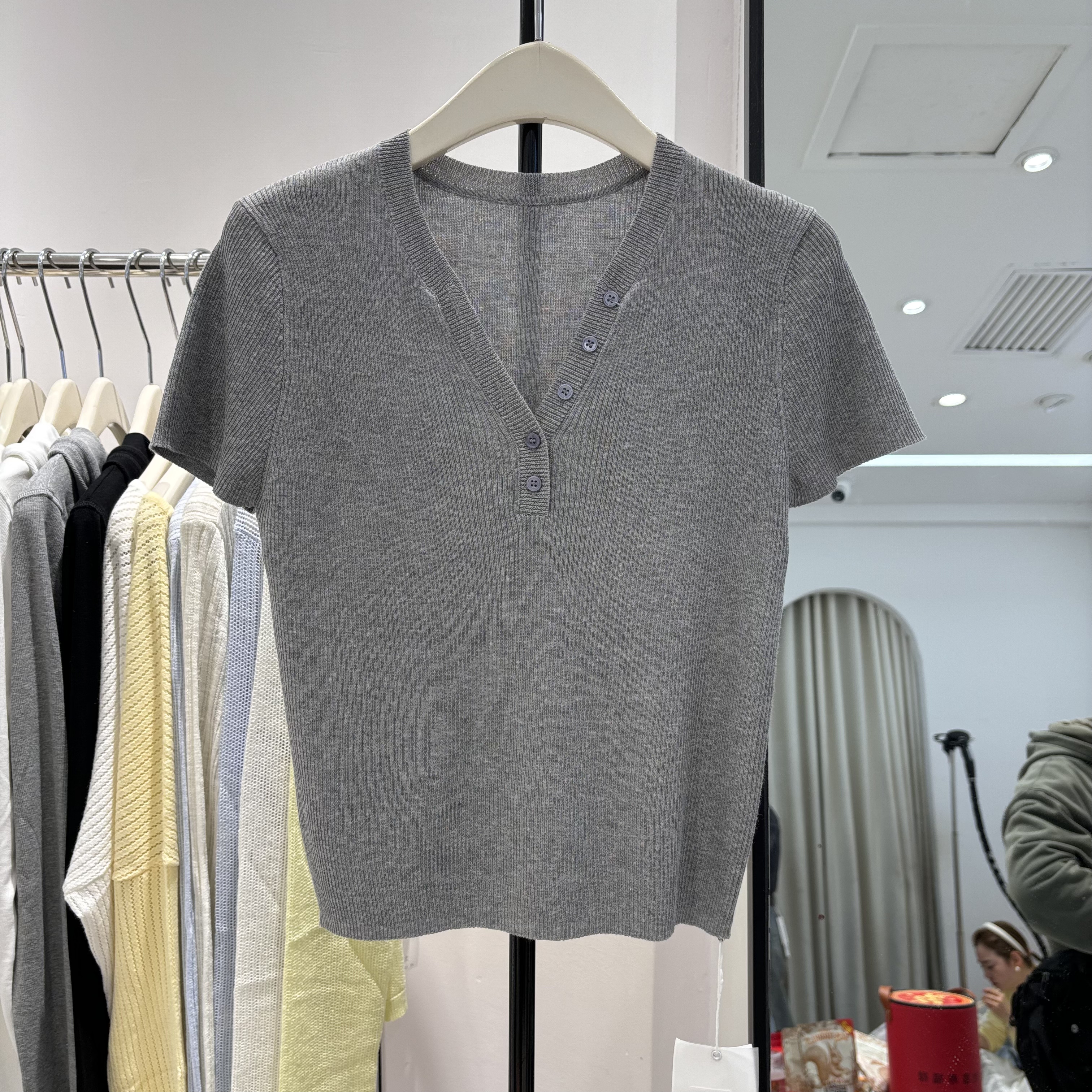 2026年夏季新款V领针织衫女设计感小众上衣短款小个子针织T恤女