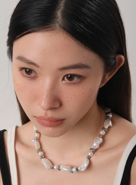 【White House 白房】原创小众情侣轻奢小酷同款电镀贝珠锁骨项链