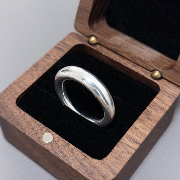 时尚戒指女戒圆形素圈海豚泥鳅背