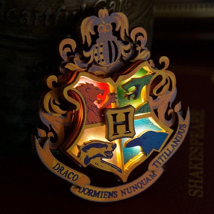 正版哈利波特周边霍格沃茨校徽木质夜灯冰箱贴立体LED灯发光学院