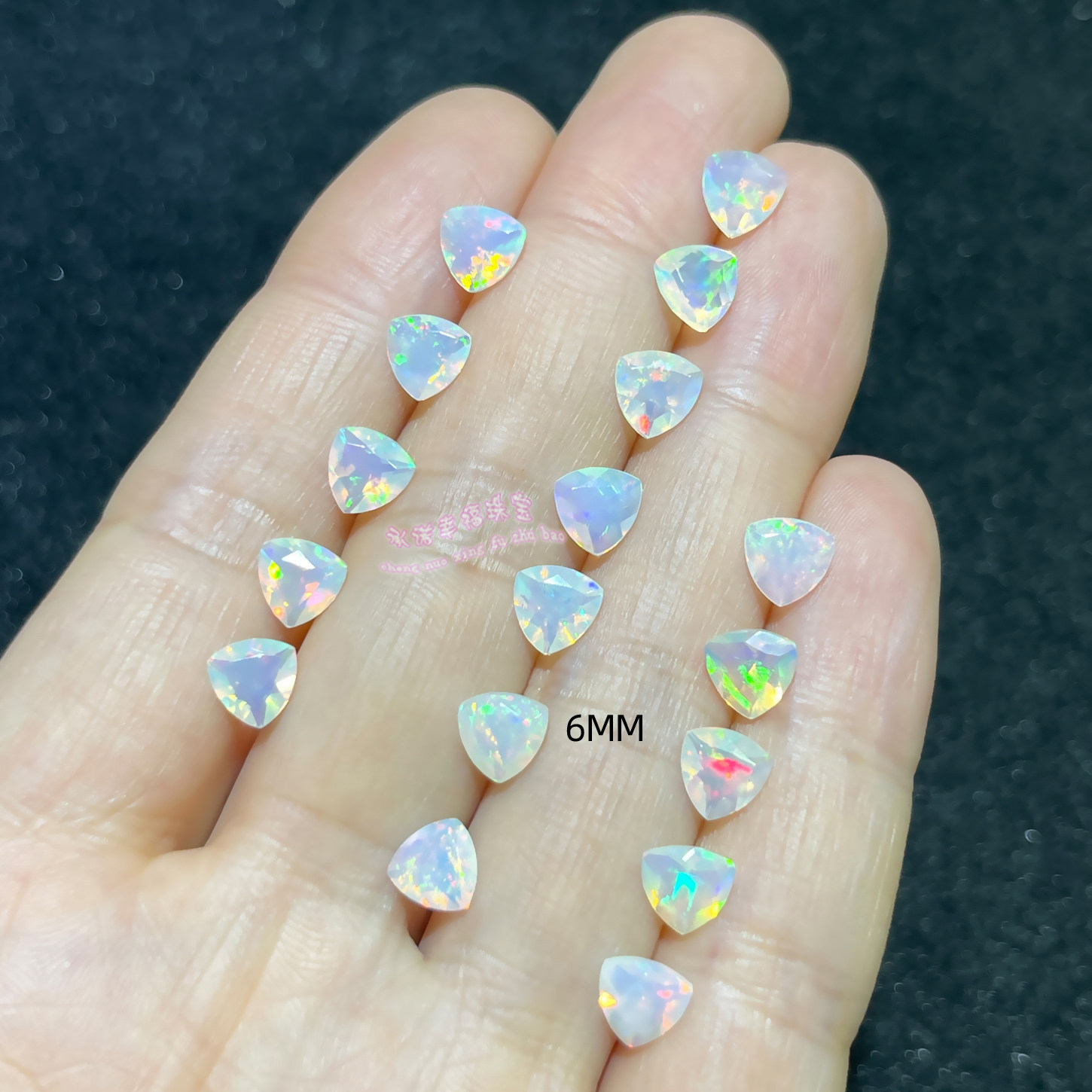 天然欧泊裸石戒面刻面切工 三角形 6MM 欧泊原石