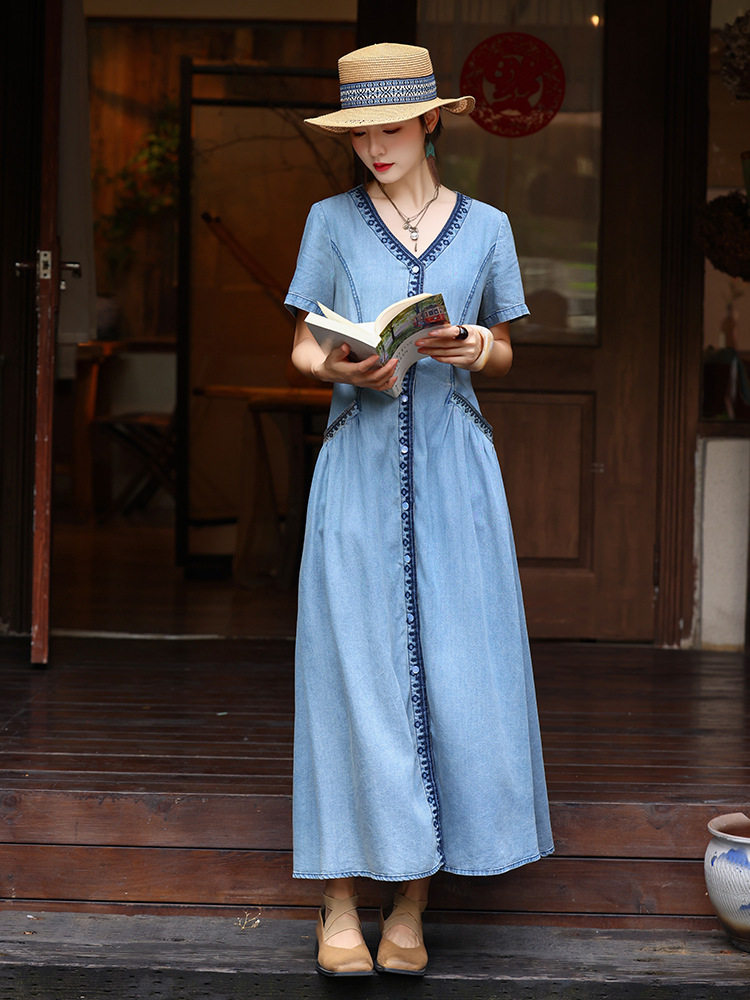 高端复古刺绣天丝牛仔连衣裙女2025夏季新款收腰气质妈妈V领长裙