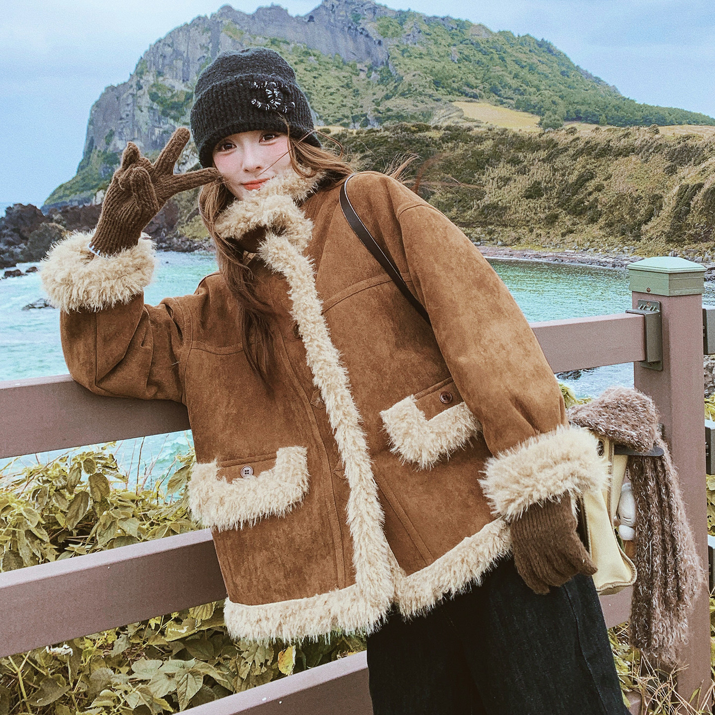 美拉德咖色立领皮毛一体羊羔毛厚外套女秋冬巨好看高级感加绒棉服,女装短外套,2B110