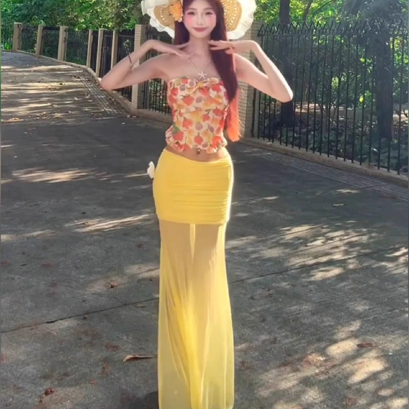 巨好看的夏日套装女度假风碎花抹胸上衣穿搭网纱包臀半身裙两件套
