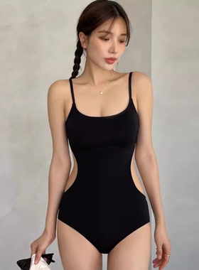 黑色吊带连体泳衣女泡温泉韩国ins性感露背小胸聚拢遮肚度假网红