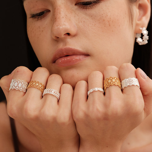 【CnHnOn脂肪商店】法式精美刺绣蕾丝镂空花纹镶钻复古戒指